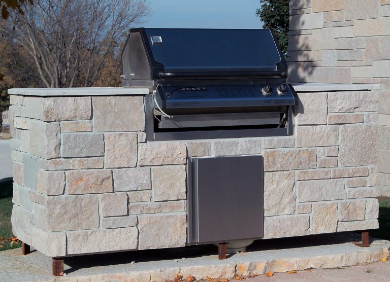 This grill surround uses Buechel Stone's Fond du Lac Tailored Blend. Click on the tag to see more at www.buechelstone.com/shoppingcart/products/Fond-du-Lac-Ta....