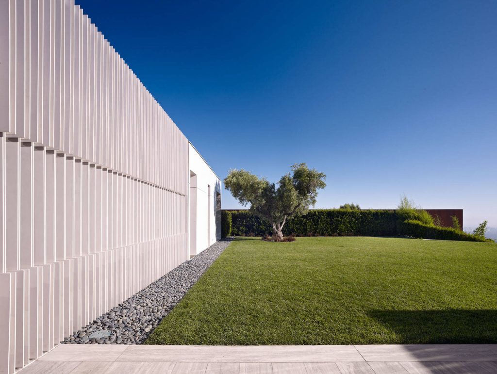 This is an example of a contemporary backyard stone landscaping in Los Angeles.