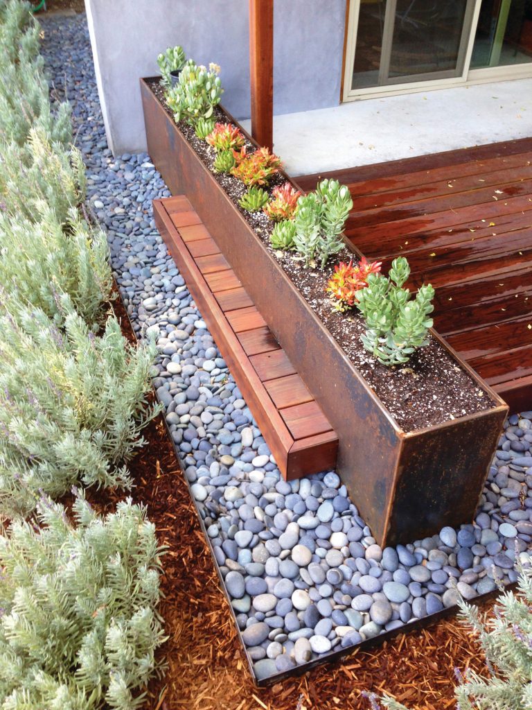 This is an example of a mid-century modern full sun backyard landscaping in Los Angeles.