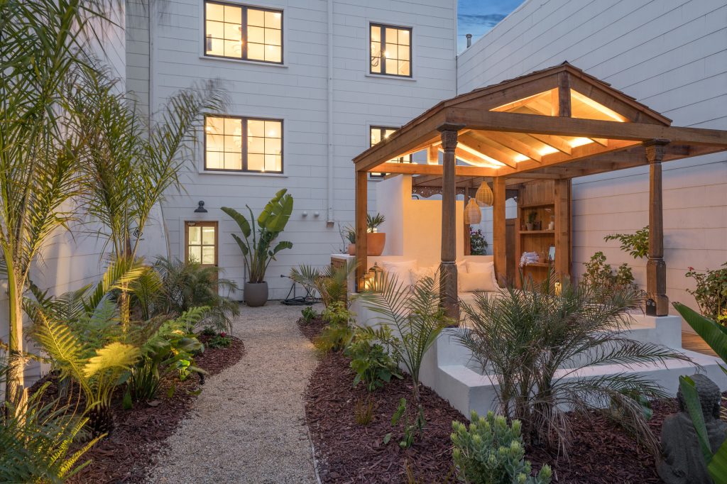 This is an example of a transitional backyard landscaping in San Francisco.