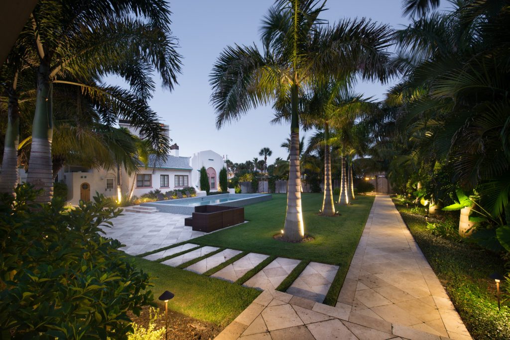 This is an example of a tropical backyard landscaping in Tampa.