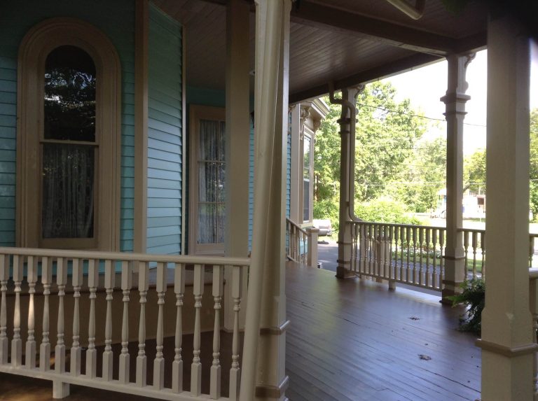 This is the same home with the painting completed.