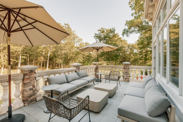 This large patio was made for entertaining. Armless sofas and light scale chairs kept it open and not too crowded.