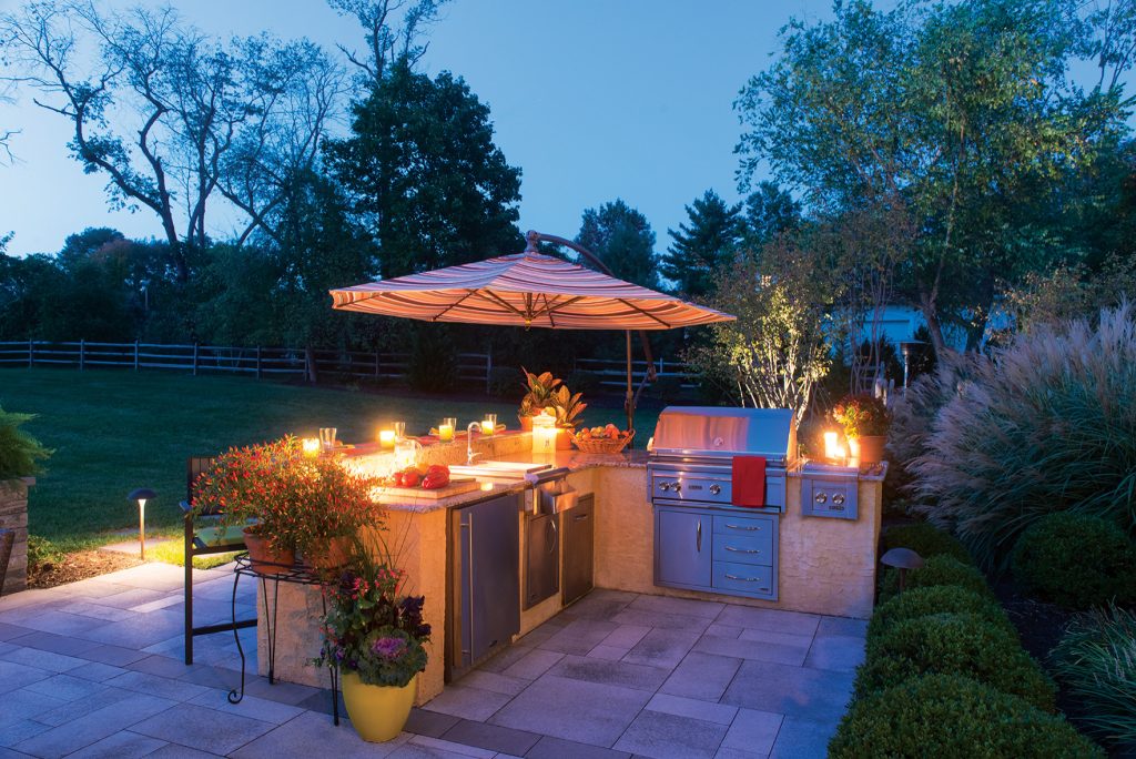 This outdoor kitchen has all the amenities!