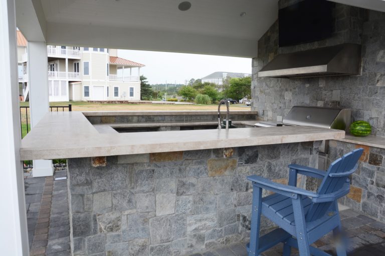 This pool cabana is done in Neolith Concrete Taupe Silk.