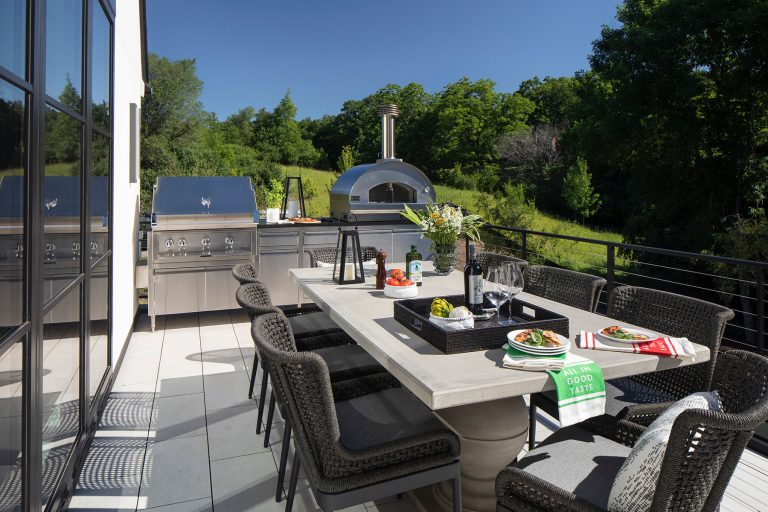 Transitional deck photo in Minneapolis