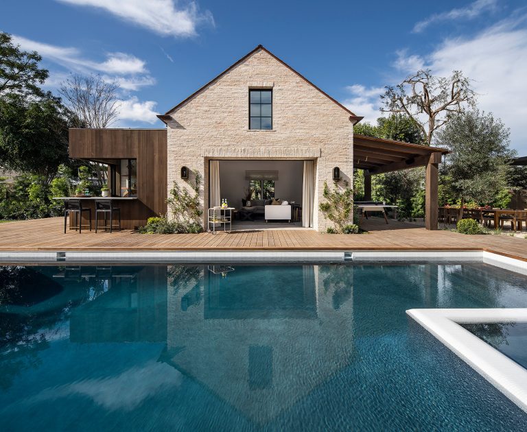 Transitional pool photo in Orange County