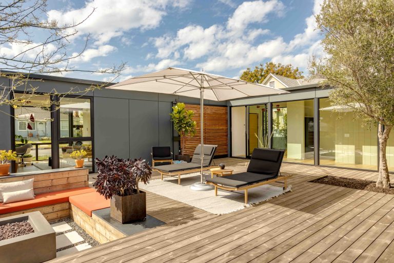 Trendy deck photo in Los Angeles