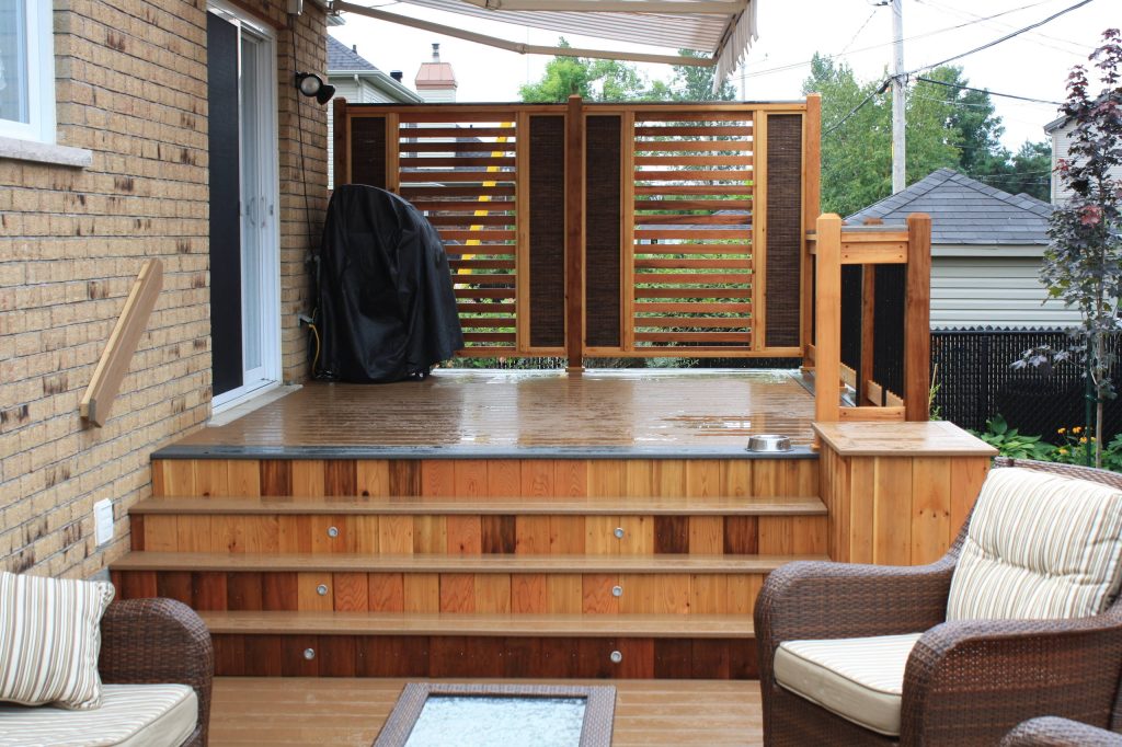 Trendy deck photo in Montreal