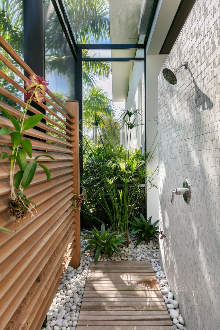 Trendy deck photo in Tampa