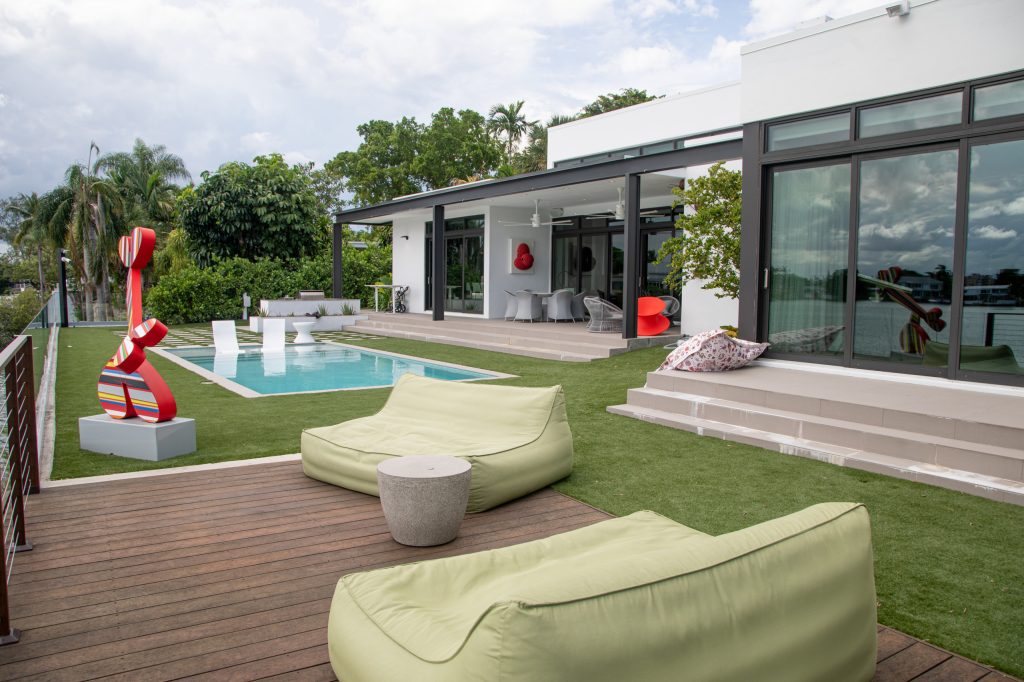 Trendy ground level deck photo in Miami