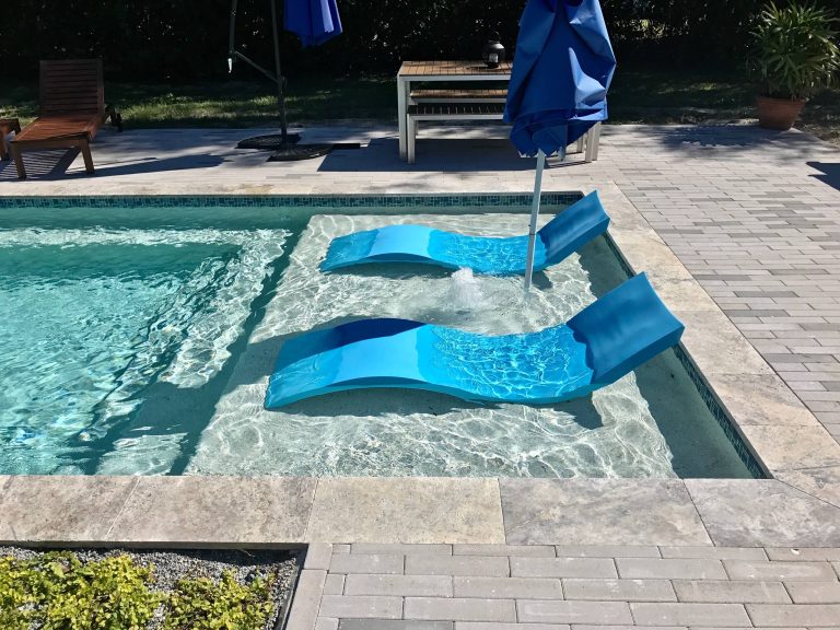 Trendy pool photo in Orlando