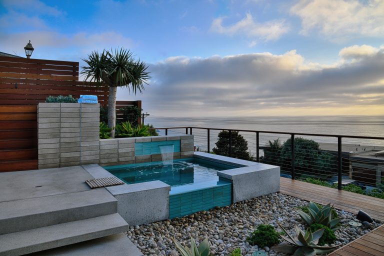 Trendy pool photo in San Diego