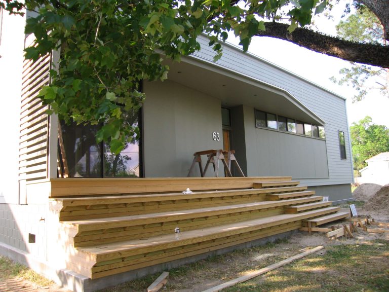 Trendy porch idea in New Orleans with a roof extension by bild DESIGN | Outdoor Photos | Porch | Landscaping | Landscape Design | Outdoor Living Space | Porch Design Ideas | Outdoor Living Space Ideas | Backyard Design