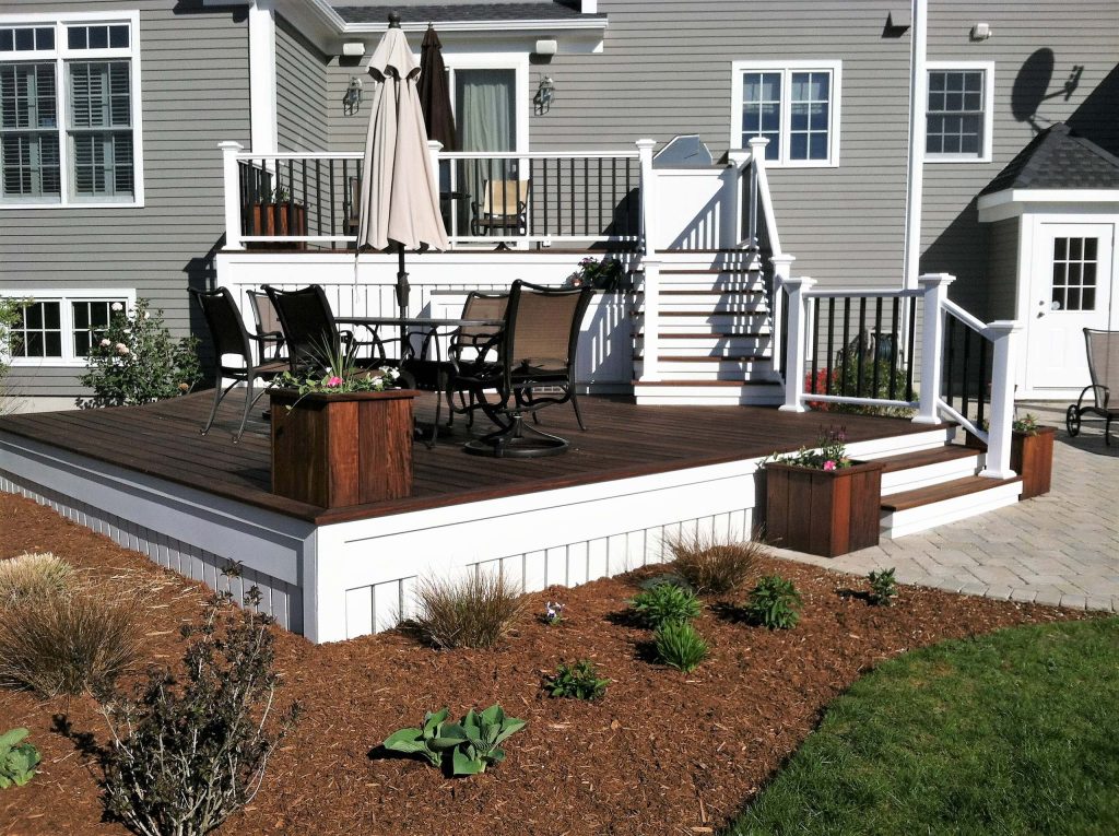 Upper and lower level deck