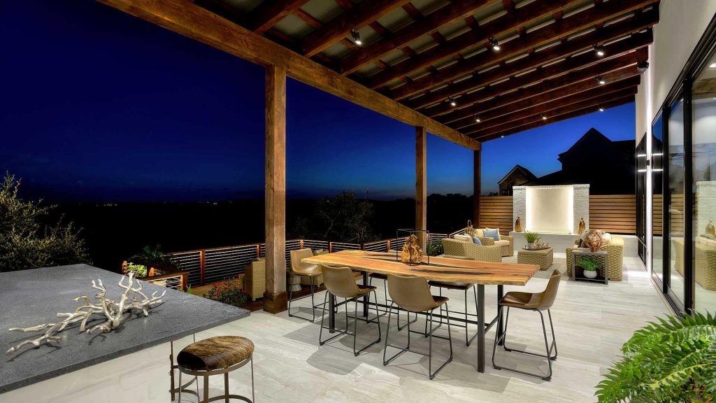 With Fall officially here, outdoor dining is soon to be on the menu! ? These spaces are both beautiful and practical. Which is your favorite?