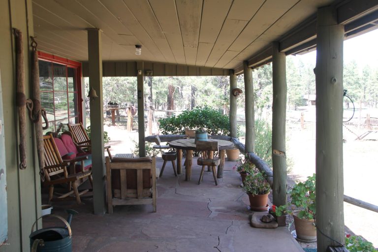You could sit on this porch sipping tea for hours!