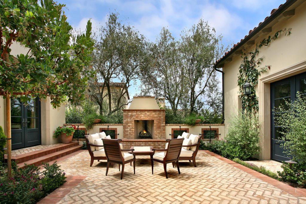 Tuscan courtyard patio photo in Los Angeles with a fire pit