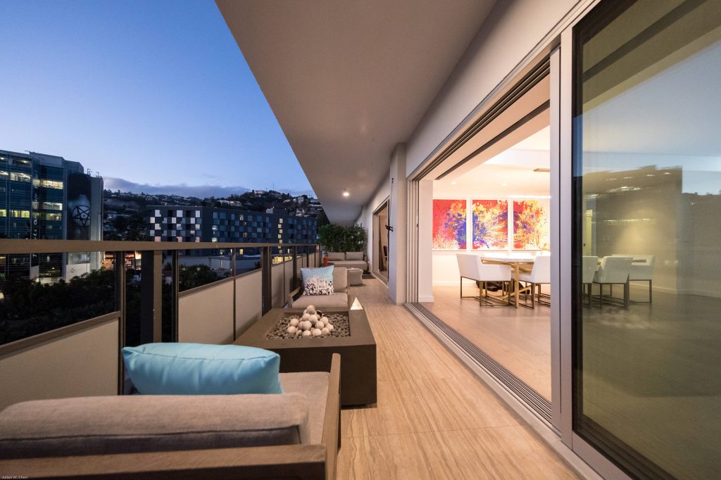 Mid-sized trendy balcony photo in Los Angeles with a fire pit and a roof extension