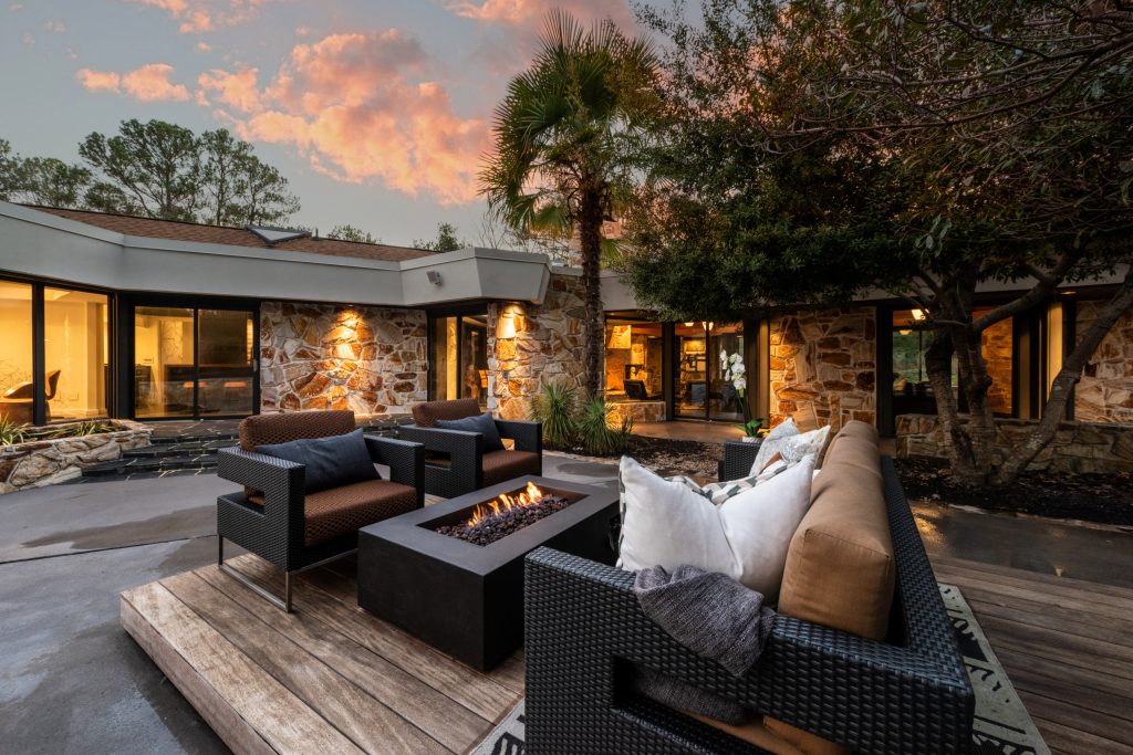 Inspiration for a mid-sized mid-century modern backyard deck remodel in Atlanta with a fire pit