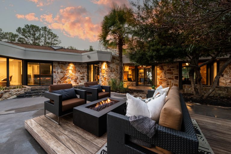 Inspiration for a mid-sized mid-century modern backyard deck remodel in Atlanta with a fire pit