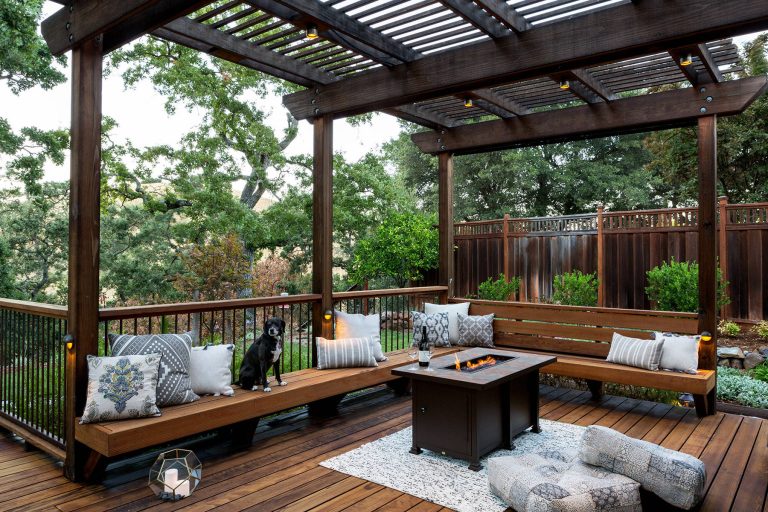 Outdoor living room designed by Sue Oda Landscape Architect. Photo: ilumus photography & marketing Model: The Mighty Mighty Mellow, Milo McPhee, Esq.