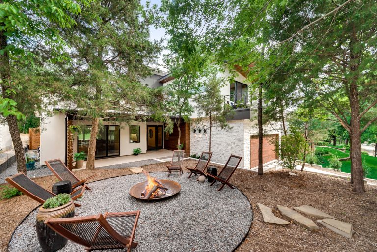 Example of a trendy backyard gravel patio design in Dallas with a fire pit and no cover