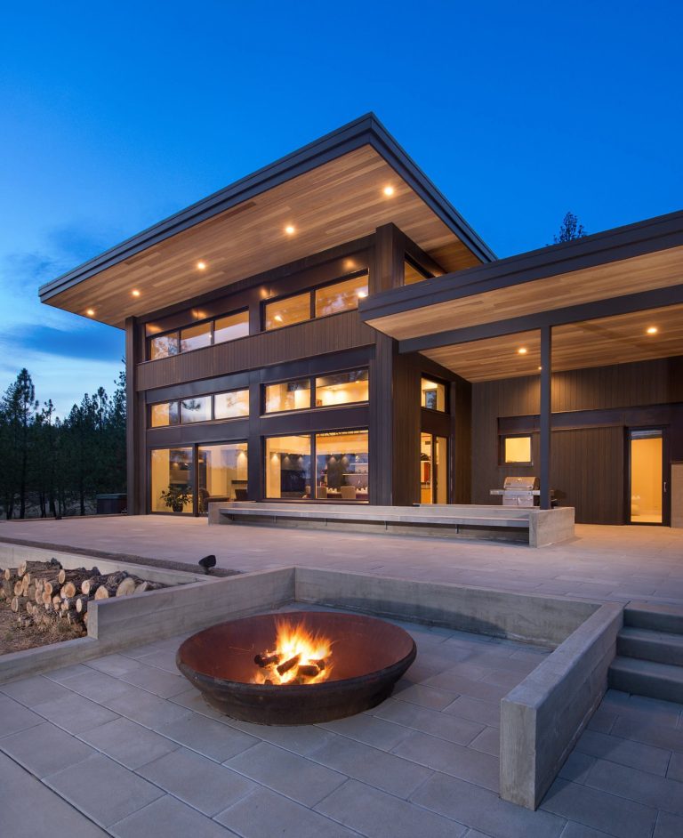 Passive House residence near Coeur D’ Alene, Idaho overlooking Lake Fernan. Large expansive views can be seen through the 16′ lift and slide door and the trapezoid windows that accentuate the butterfly roof lines. Equipped with the Glo European Windows PW – Series with R-value 8.3 for contemporary design and modern performance. Architect: Uptic Studios Photography by Oliver Irwin Photography