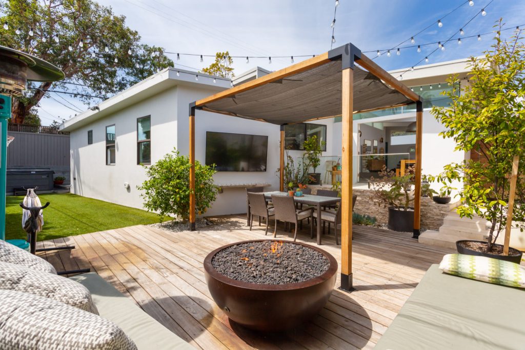 Deck - mid-sized 1950s backyard deck idea in Los Angeles with a fire pit