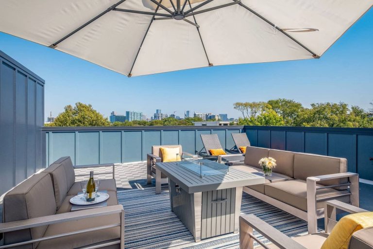 Inspiration for a large contemporary rooftop rooftop deck remodel in Nashville with a fire pit