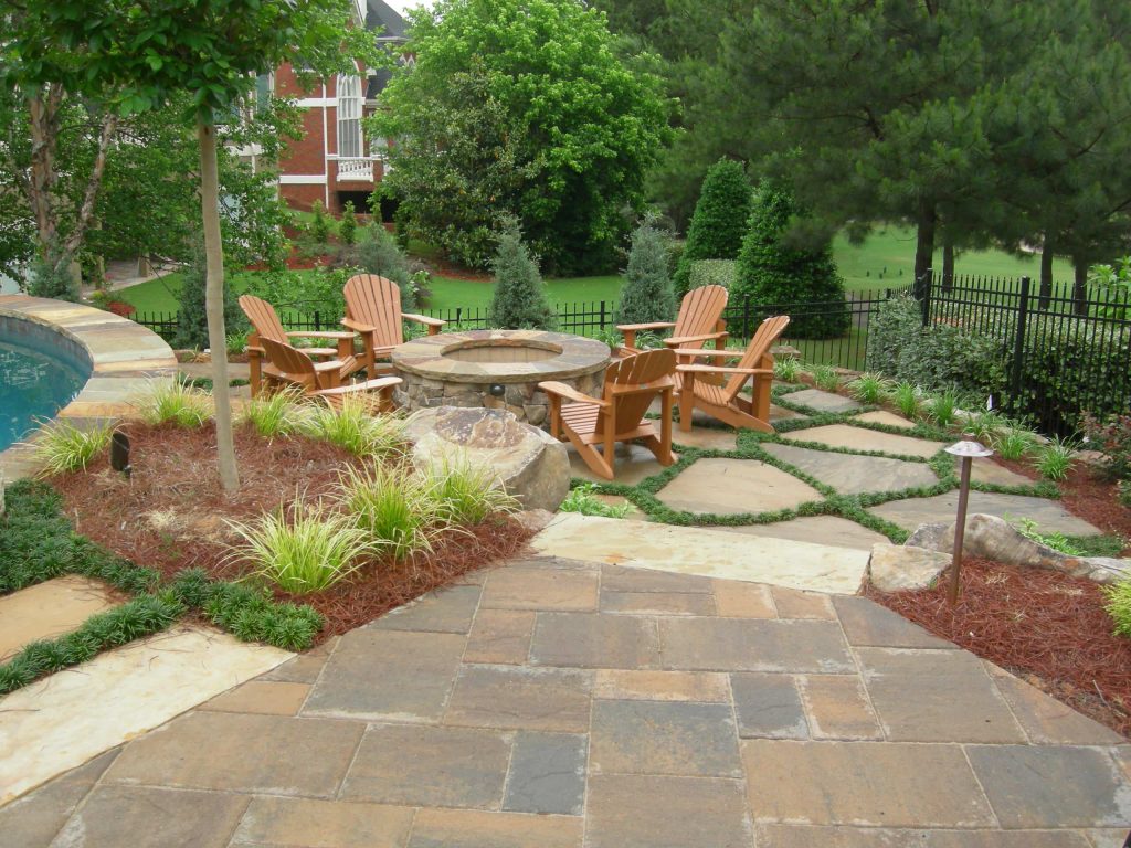 Inspiration for a traditional landscaping in Atlanta with a fire pit.