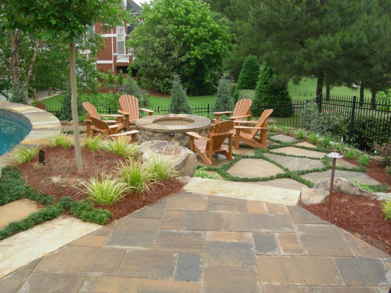 Inspiration for a traditional landscaping in Atlanta with a fire pit.
