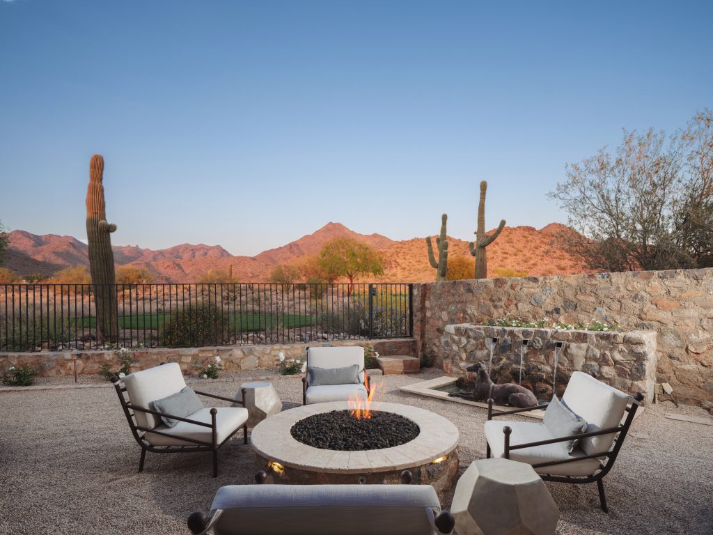Photo of a southwestern full sun gravel landscaping in Phoenix with a fire pit.