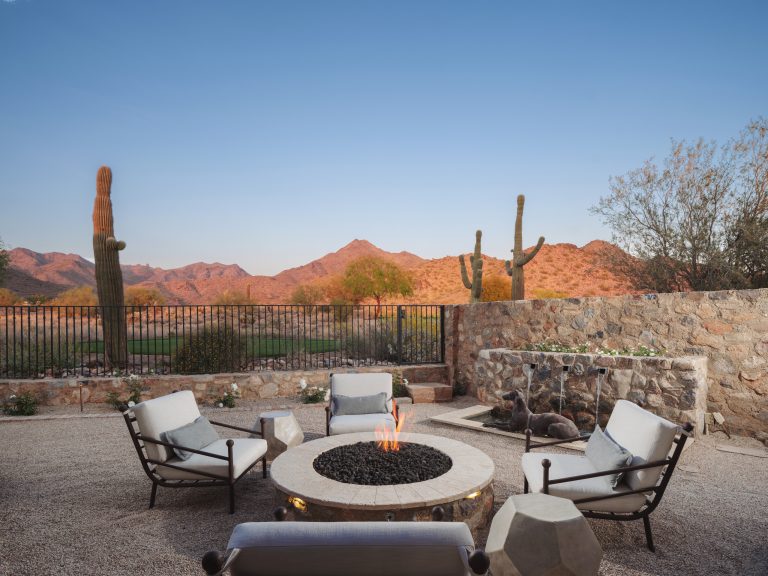 Photo of a southwestern full sun gravel landscaping in Phoenix with a fire pit.